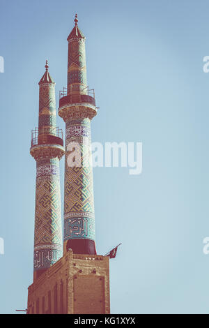 Blick über die Altstadt von Yazd, Iran und masjed-i Jame' Moschee - berühmt für seine Windtürme. Stockfoto