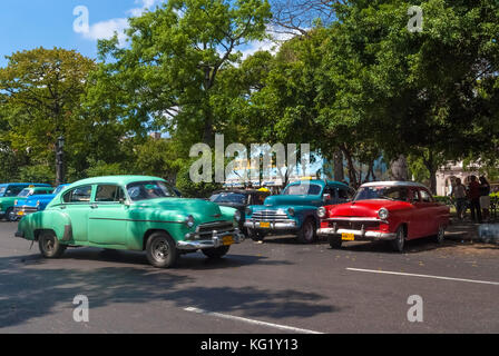 Havanna, Kuba: Oldtimer warten am Parque de la Fraternidad Stockfoto