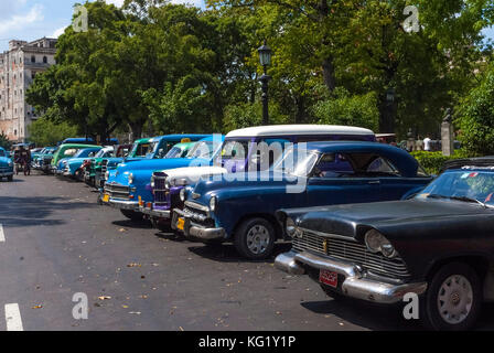 Havanna, Kuba: Oldtimer warten am Parque de la Fraternidad Stockfoto