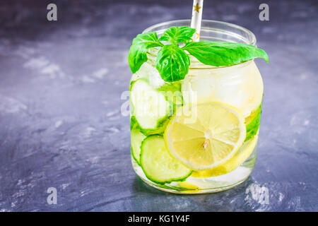 Sassy Ernährung Wasser., Gurke, Zitrone, Minze Limonade in Gläsern auf grauem Hintergrund Stockfoto