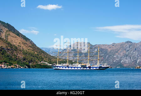 Montenegro, Kotor, Blick auf eine wunderschöne Segelbootfahrt (Barquentine) Star Clipper in der Kotor Bucht, Landschaft, Adria Stockfoto