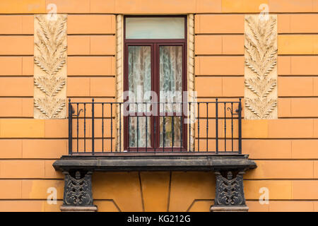 Ein Fenster und Balkon auf der Fassade der städtischen Gebäude Vorderansicht, St. Petersburg, Russland Stockfoto