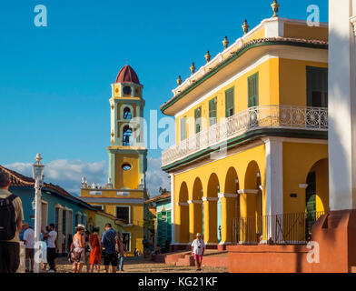 Trinidad, Kuba: (Plaza Mayor), mit dem (Ehem.) Convento San Francisco De Asis, heute: Museo Nacional de La Lucha contra Bandidos und Museo Romantico Stockfoto