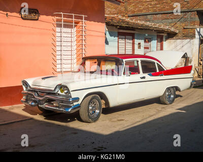 Trinidad, Kuba: 1957 Dodge Coronet (Calle Frank Pais) Stockfoto