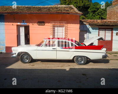 Trinidad, Kuba: 1957 Dodge Coronet (Calle Frank Pais) Stockfoto