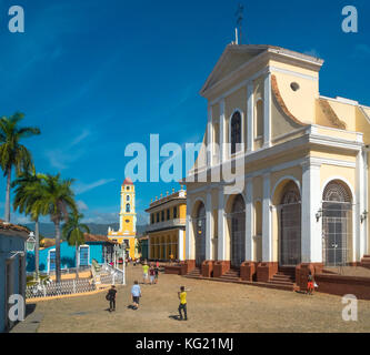 Trinidad, Kuba: Plaza Mayor mit dem (Ehem.) Convento San Francisco De Asis, heute: Museo Nacional de La Lucha contra Bandidos - Iglesia de la Santi Stockfoto