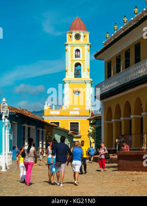 Trinidad, Kuba: Plaza Mayor mit dem (Ehem.) Convento San Francisco De Asis, heute: Museo Nacional de La Lucha contra Bandidos - Museo Romantico Stockfoto