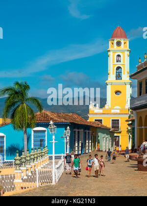 Trinidad, Kuba: Plaza Mayor mit dem (Ehem.) Convento San Francisco De Asis, heute: Museo Nacional de La Lucha contra Bandidos (Museo Romantico) Stockfoto