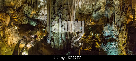 Tropfsteinhöhlen von Nerja, Spanien *** Local Caption *** Menschen, Höhle, Stalaktiten, Stalagmiten, Scheinwerfer, Beleuchtung, Stockfoto