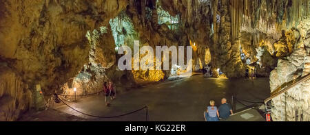 Tropfsteinhöhlen von Nerja, Spanien *** Local Caption *** Menschen, Höhle, Stalaktiten, Stalagmiten, Scheinwerfer, Beleuchtung, Stockfoto