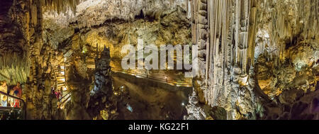 Tropfsteinhöhlen von Nerja, Spanien *** Local Caption *** Menschen, Höhle, Stalaktiten, Stalagmiten, Scheinwerfer, Beleuchtung, Stockfoto