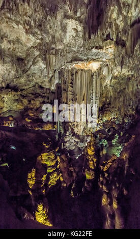 Tropfsteinhöhlen von Nerja, Spanien *** Local Caption *** Menschen, Höhle, Stalaktiten, Stalagmiten, Scheinwerfer, Beleuchtung, Stockfoto