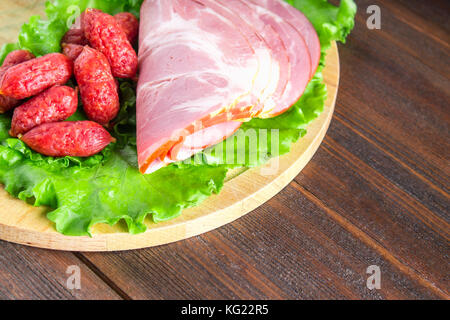 Verschiedene Fleischerzeugnisse mit Schinken und Würstchen. Stockfoto