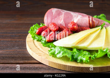 Verschiedene Fleischerzeugnisse mit Schinken, Käse und Wurst. Stockfoto