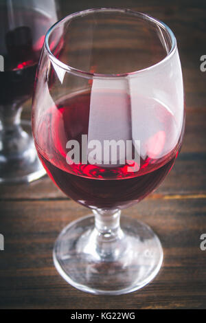 Zwei Gläser Rotwein auf einem braunen Holztisch. alkoholische Getränke. Stockfoto