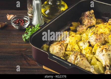 Brathähnchen Bein mit Kartoffeln mit Kümmel und Knoblauch. Stockfoto
