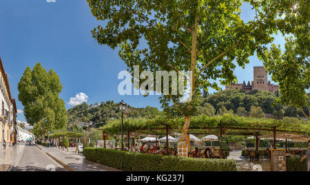 Paseo de los tristes mit einem Viea an der Generalife und die Alhambra, Granada, Spanien *** Local Caption *** Burg, Wald, Holz, Bäume, Sommer, mounta Stockfoto