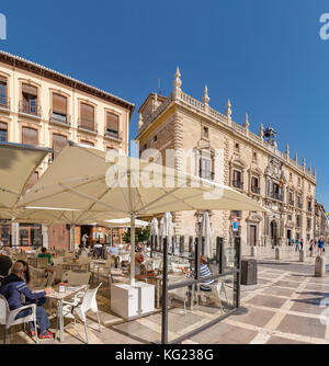 Café im Freien und das Rathaus auf der Plaza de Santa Ana im Stadtteil Albaicin, Granada, Spanien *** Local Caption *** Stadt, Dorf, Sommer, peo Stockfoto