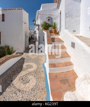 Weiß getünchte Häuser, enge Gasse, Frigiliana, Spanien *** Local Caption *** Stadt, Dorf, Sommer, Stockfoto