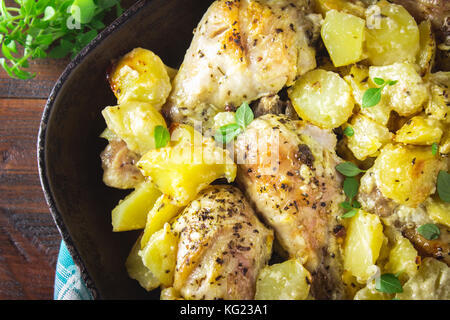 Brathähnchen Bein mit Kartoffeln mit Kümmel und Knoblauch. Stockfoto