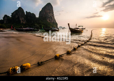 Sonnenuntergang an der Ao Phra Nang Bucht, Railay Beach, tonsay Beach, Provinz Krabi, Thailand, Südostasien, Asien Stockfoto