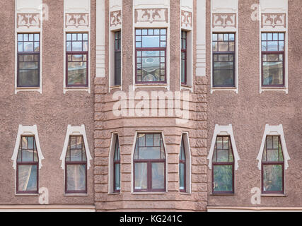 Mehrere Fenster in einer Reihe und Erker auf der Fassade der städtischen Gebäude Vorderansicht, St. Petersburg, Russland Stockfoto