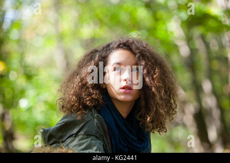 Portrait von jugendlich Mädchen entspannen im Herbst Park Stockfoto