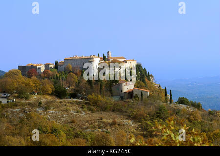 Dorf Gourdon, an der Spitze des Berges, im Süden Osten Frankreich im Herbst Stockfoto