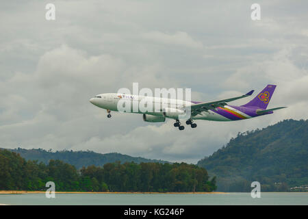 PHUKET, Thailand - Dezember 5, 2016: Thai Airways Airbus 330 HS-TER nähert sich auf den Strand vor der Landung auf dem Flughafen Phuket Stockfoto