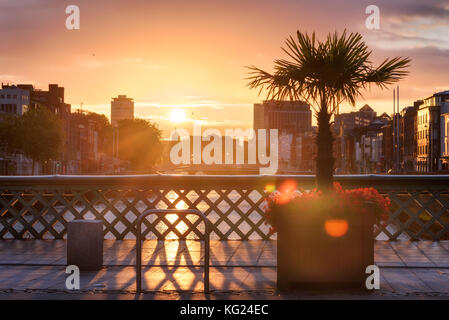 Hapenny Brücke über den Fluss Liffey in Dublin bei Sonnenuntergang Stockfoto