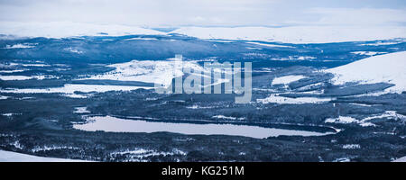 Loch Morlich im Schnee im Winter, Aviemore, Cairngorms National Park, Schottland, Großbritannien, Europa Stockfoto