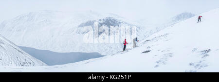 Skitouren am Loch Avon auf dem Fluss Avon, Cairngorms National Park, Schottland, Großbritannien, Europa Stockfoto