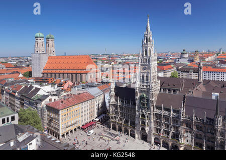 Marienplatz mit Neuem Rathaus und Frauenkirche, München, Bayern, Deutschland, Europa Stockfoto