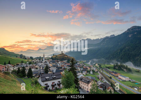 Rosa Wolken bei Sonnenaufgang auf dem Alpendorf Ardez, Kanton Graub?nden, Bezirk Inn, Unterengadin, Schweiz, Europa Stockfoto