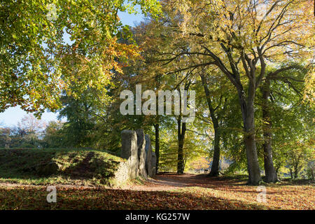 Waylands Schmiede im Herbst morgens das Sonnenlicht. Jungsteinzeit gekammert Long Barrow entlang der Höhenweg, Ashbury, Oxfordshire, England. Stockfoto