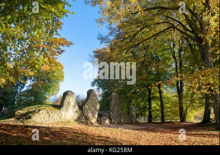 Waylands Schmiede im Herbst morgens das Sonnenlicht. Jungsteinzeit gekammert Long Barrow entlang der Höhenweg, Ashbury, Oxfordshire, England. Stockfoto