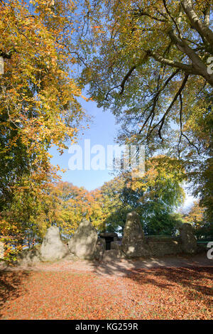 Waylands Schmiede im Herbst morgens das Sonnenlicht. Jungsteinzeit gekammert Long Barrow entlang der Höhenweg, Ashbury, Oxfordshire, England. Stockfoto