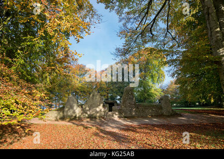 Waylands Schmiede im Herbst morgens das Sonnenlicht. Jungsteinzeit gekammert Long Barrow entlang der Höhenweg, Ashbury, Oxfordshire, England. Stockfoto