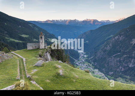 Antike Kirche bei Sonnenaufgang, San Romerio Alp, Brusio, Kanton Graubünden, Poschiavo Tal, Schweiz, Europa Stockfoto