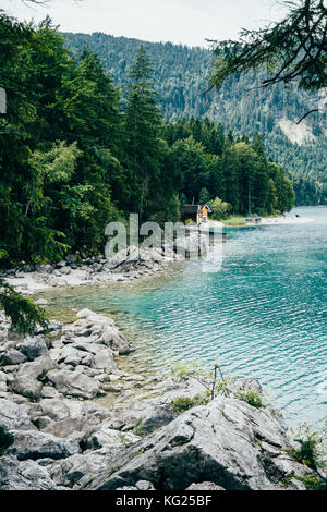 Felsen am Ufer des eibsee Bergsee in den Alpen im Süden von Deutschland Stockfoto