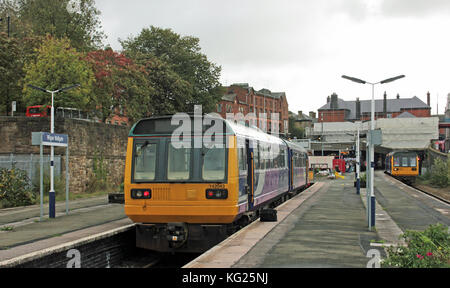 Ein Zug der Northern Railway steht auf dem Bay Platform am Wigan Wallgate Bahnhof in Greater Manchester, bevor er nach Kirkby auf Merseyside fährt. Stockfoto