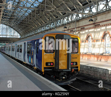 Ein kürzlich renovierter und neu lackierter Zug der Northern Railway steht auf Bahnsteig zwei in Manchester Piccadilly, bevor er nach New Mills fährt. Stockfoto