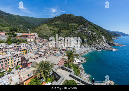 Der Blick vom Gipfel des Schlosses Doria mit atemberaubendem Blick auf Vernazza und die Cinque Terre Küste, UNESCO-Weltkulturerbe, Ligurien, Italien Stockfoto