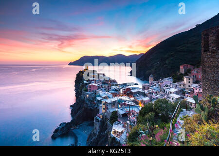 Die Überreste eines atemberaubenden Sonnenuntergangs über der Altstadt und dem Hafen von Vernazza, Cinque Terre, UNESCO-Weltkulturerbe, Ligurien, Italien, Europa Stockfoto
