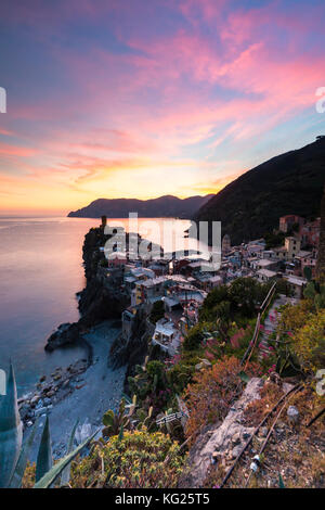 Ein atemberaubender Sonnenuntergang über der Altstadt und dem Hafen von Vernazza, Cinque Terre, UNESCO-Weltkulturerbe, Ligurien, Italien, Europa Stockfoto