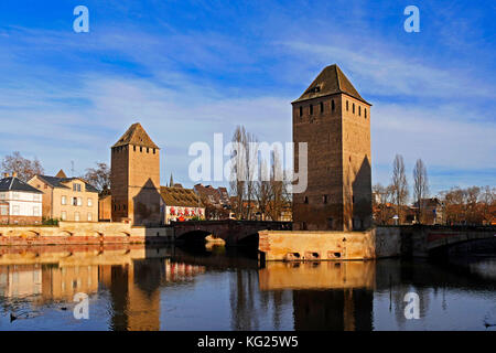 Fluss Ill mit Ponts Couverts und Straßburger Kathedrale, UNESCO-Weltkulturerbe, Straßburg, Elsass, Frankreich, Europa Stockfoto