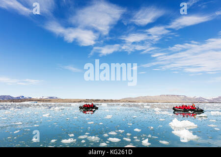 Touristische Tierkreis in einem Eisberg gefüllten Gletscherlagune, Spitzbergen, Svalbard, Arktis, Norwegen, Europa Stockfoto
