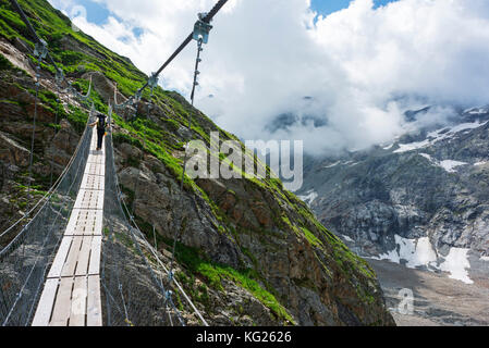 Wanderer auf einer Hängebrücke, Chamonix, Rhône-Alpes, Haute Savoie, Frankreich, Europa Stockfoto