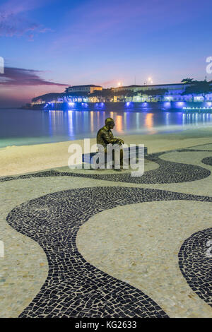 Die Statue des brasilianischen Dichters Carlos Drummond de Andrade am Copacabana Beach, Rio de Janeiro, Brasilien, Südamerika Stockfoto