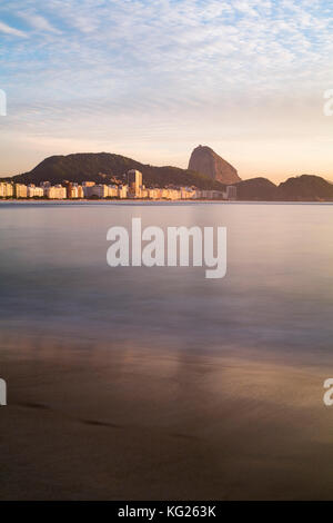 Copacabana Beach und Sugar Loaf, Rio de Janeiro, Brasilien, Südamerika Stockfoto